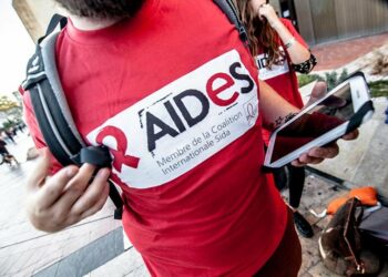 T-shirt avec le logo de association Aides