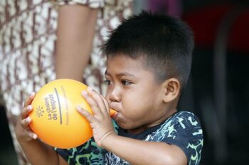 Vie quotidienne au Cambodge. Enfant de la Chaîne de l'Espoir avec un ballon.