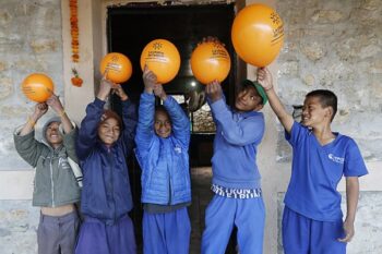 Centre de Dolakha. Foyer pour enfants des rues. Ballons Chaîne de l'Espoir. Népal.