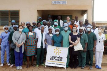 Mission foraine au Bénin à l'hôpital de Klouèkanmé. Photo de groupe de l'équipe médicale. .